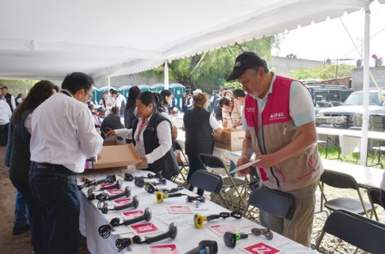 personal del INE Estado de México durante registro de militantes