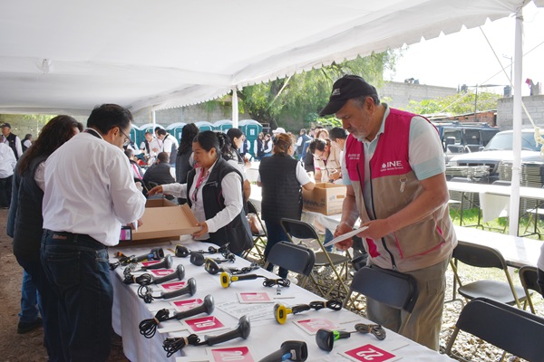 personal del INE Estado de México durante registro de militantes