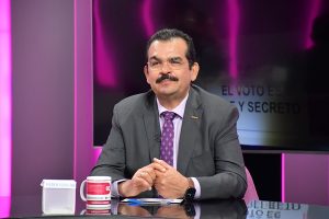 Vocal Ejecutivo del INE en Estado de México sentado en un foro de televisión