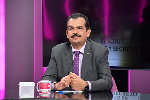 Vocal Ejecutivo del INE en Estado de México sentado en un foro de televisión