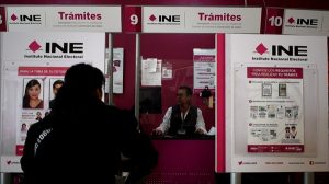 persona en Módulo del INE en Estado de México