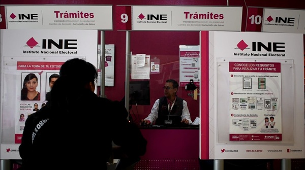 persona en Módulo del INE en Estado de México