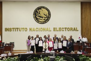 Grupo de personas juzgadoras con sus constancias de Validez