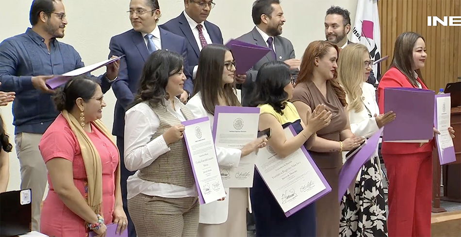 Personas juzgadoras recibiendo constancias de mayoría