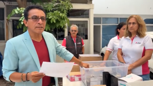 hombre sosteniendo una hoja