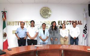 personas de pie atrás de una mesa en el Consejo Local del INE en Guerrero