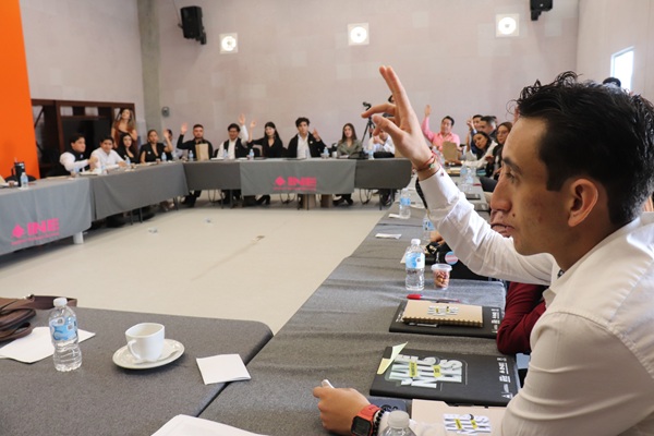 personas jóvenes votando a mano alzada