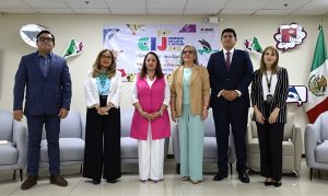 personas de pie con imágenes infantiles atrás