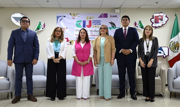 personas de pie con imágenes infantiles atrás