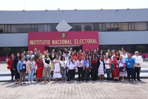 Foto grupal de participantes en el encuentro, Nuestras voces cuentan
