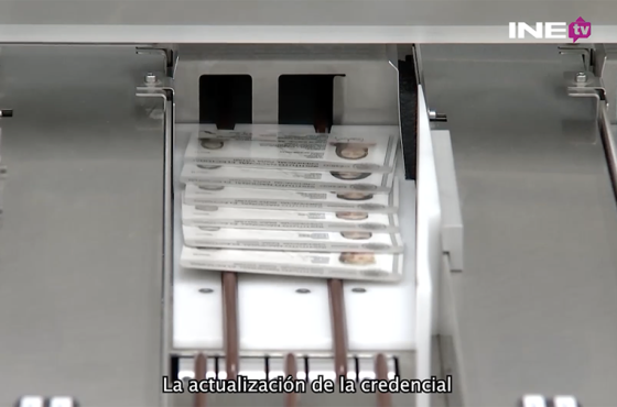 Nuevas Credenciales para votar saliendo de la maquina impresora