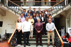 personas jóvenes y adultas en unas escaleras viendo al frente