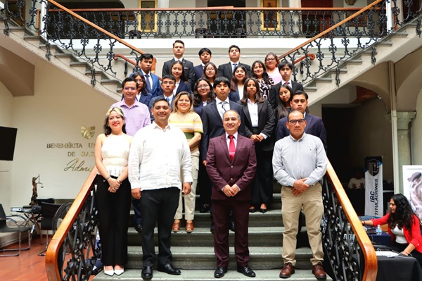 personas jóvenes y adultas en unas escaleras viendo al frente