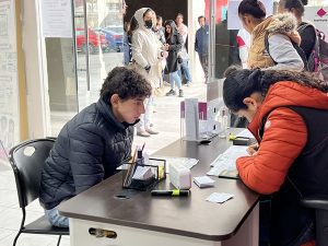 Persona joven tramitando credencial para votar