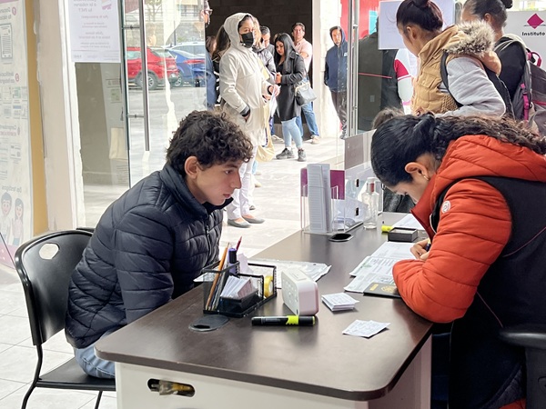 Persona joven tramitando credencial para votar
