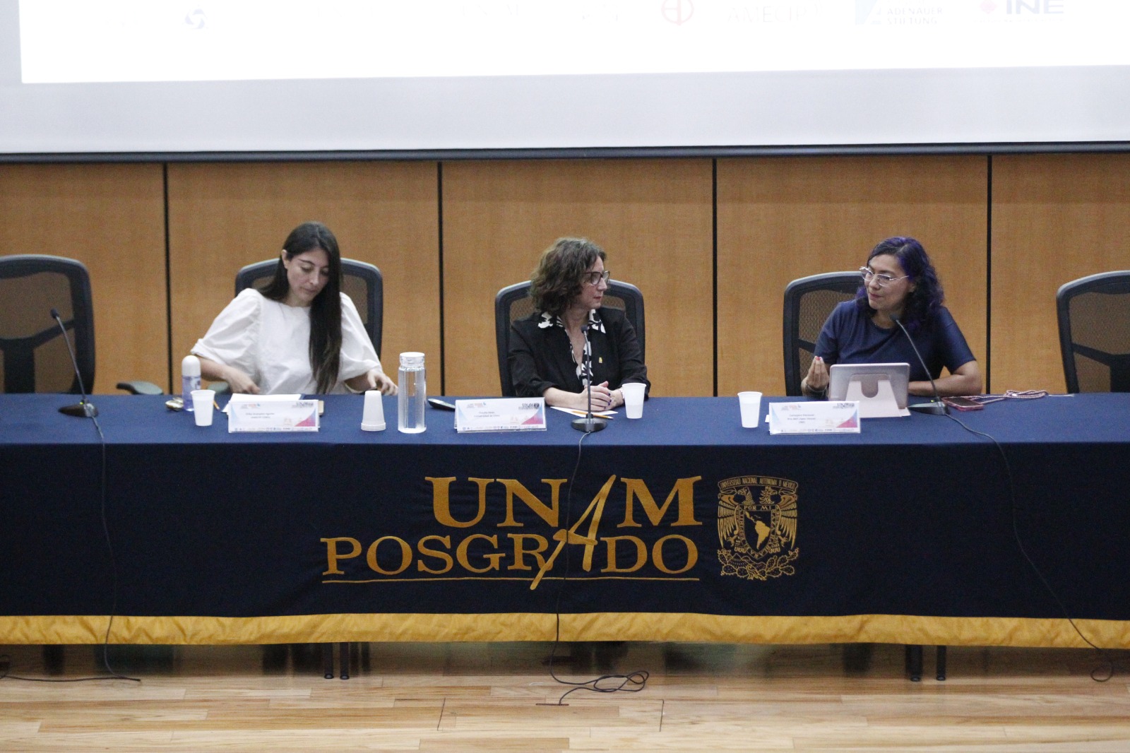 Rita Bell López en conferencia en la AMECIP