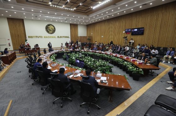 Consejeras y consejeros del INE acompañados de representantes de partidos políticos en el salón de sesiones