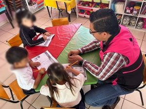 personas menores de edad con funcionario del INE en Sinaloa