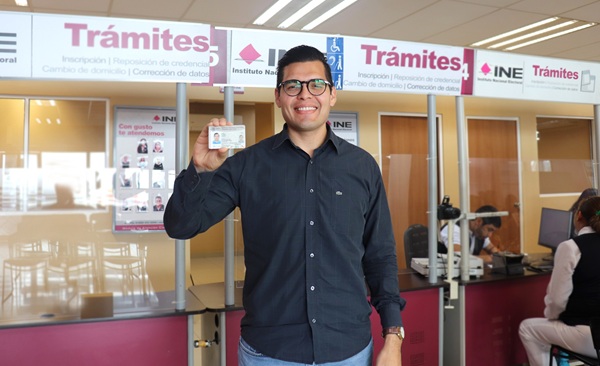 Hombre sosteniendo una credencial en Módulo del INE en Sinaloa