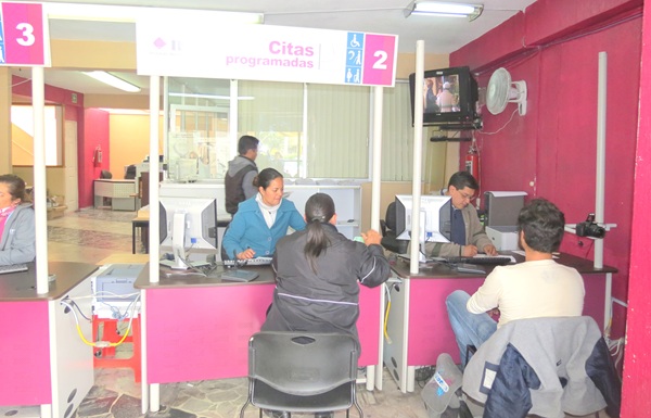 personas al interior del módulo del INE en San Luis Potosí