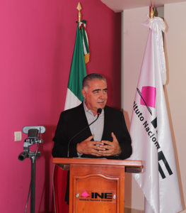 Hombre hablando mediante un micrófono