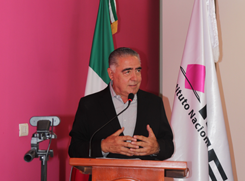 Hombre hablando mediante un micrófono