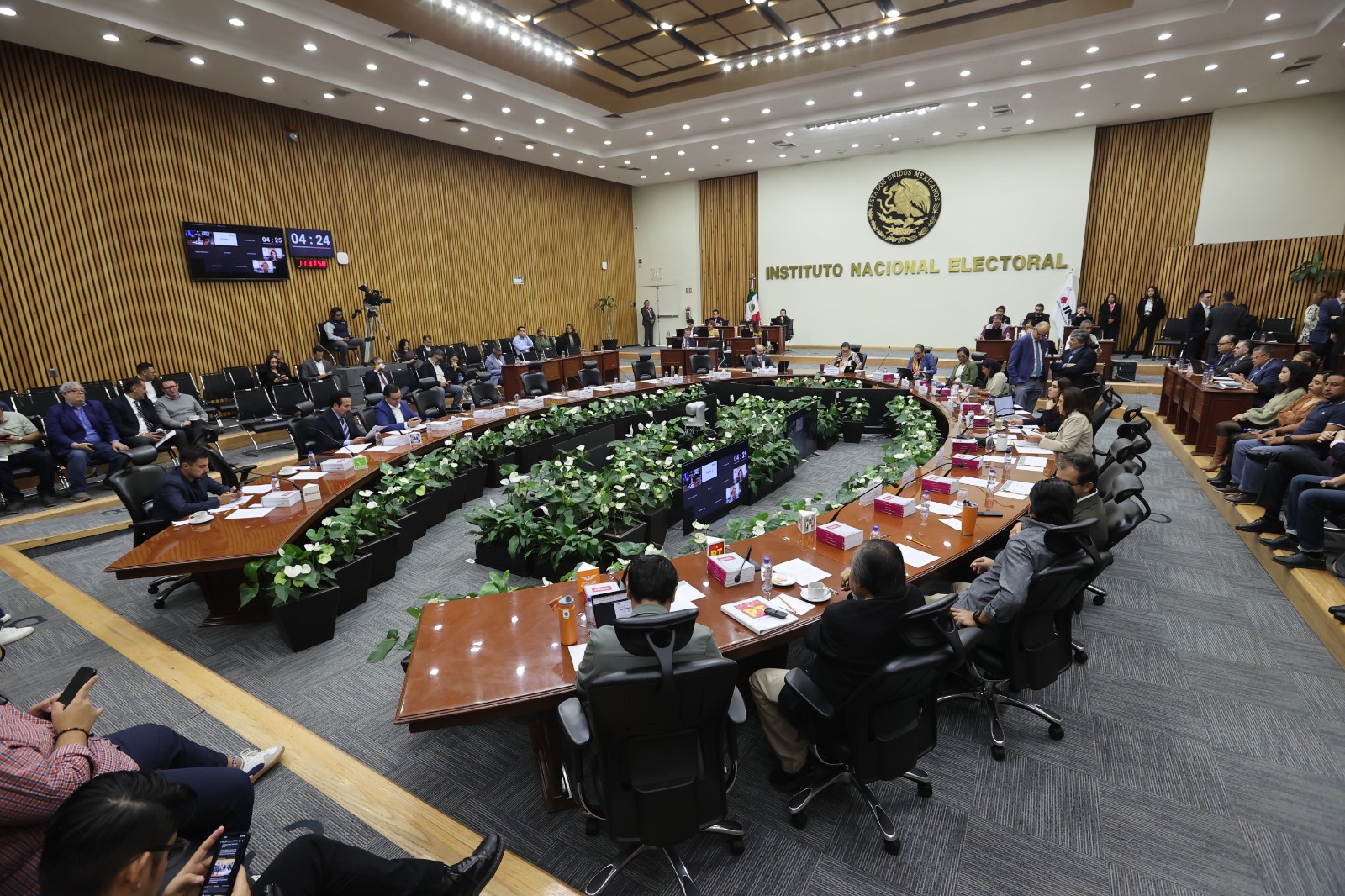 Salón del Consejo General del INE en sesión