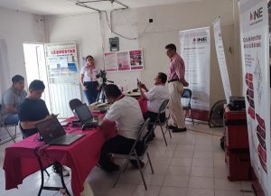 Personas en módulo del INE en Tabasco