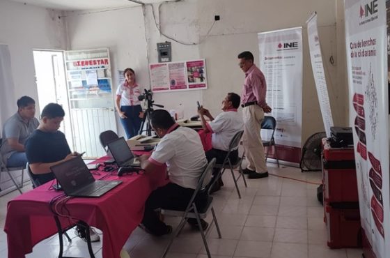 Personas en módulo del INE en Tabasco