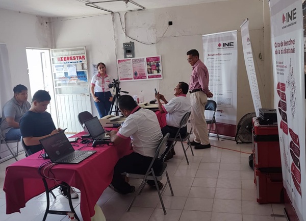 Personas en módulo del INE en Tabasco