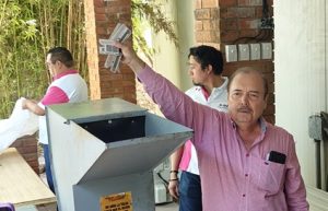 Hombre introduciendo credenciales a trituradora