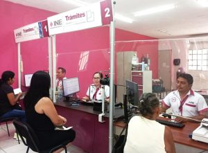 Habitantes de Yucatán realizando trámite de credencial para votar