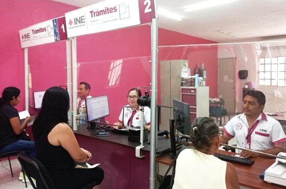 Habitantes de Yucatán realizando trámite de credencial para votar