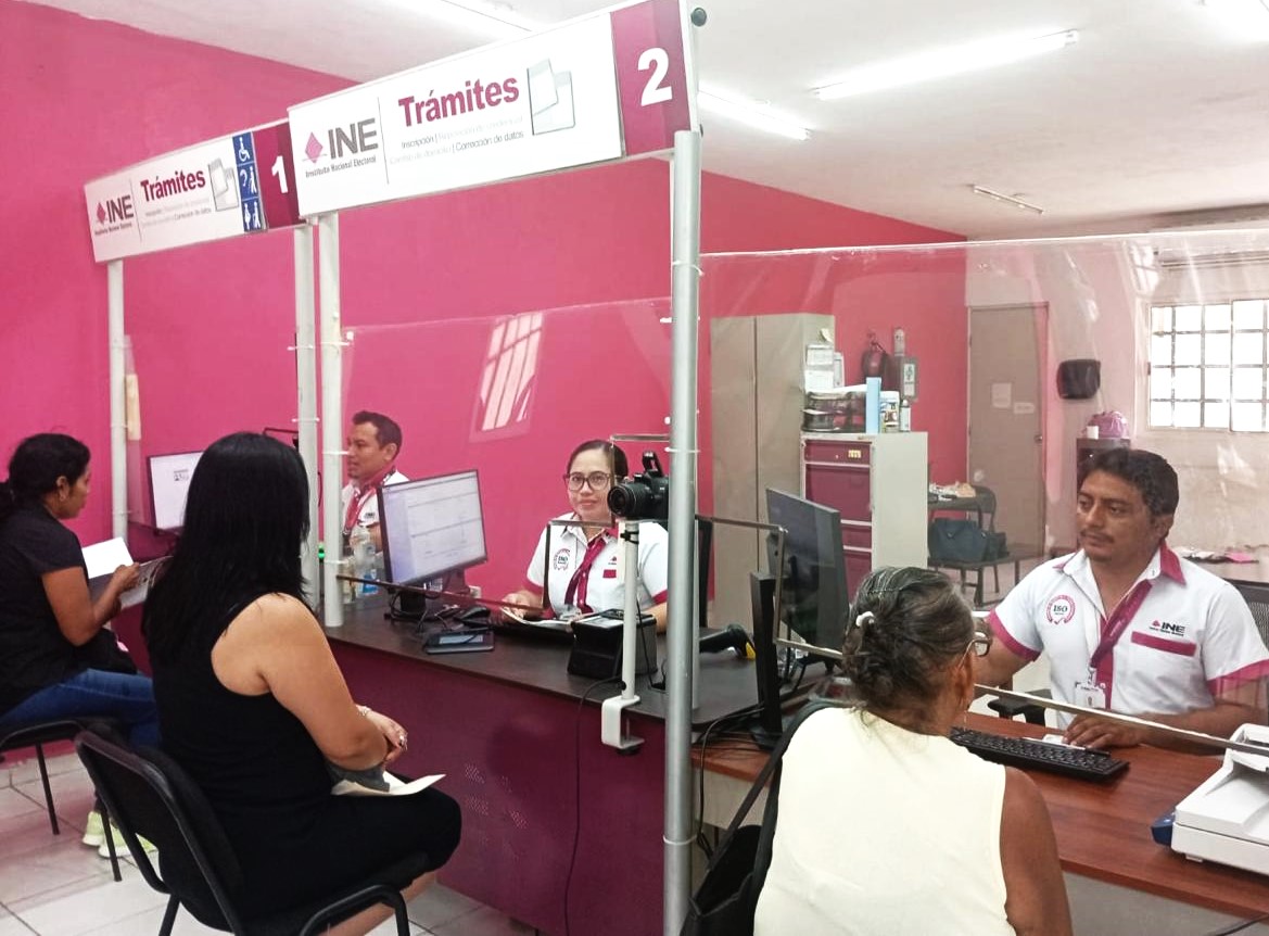 Habitantes de Yucatán realizando trámite de credencial para votar