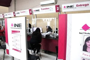 persona joven tramitando credencial para votar en Puebla