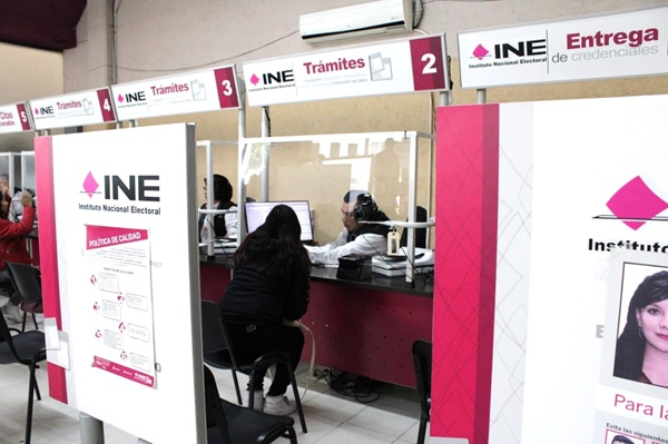 persona joven tramitando credencial para votar en Puebla