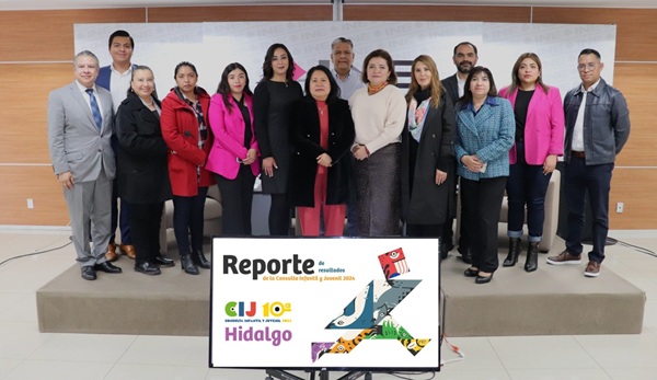 personas de pie frente a una pantalla