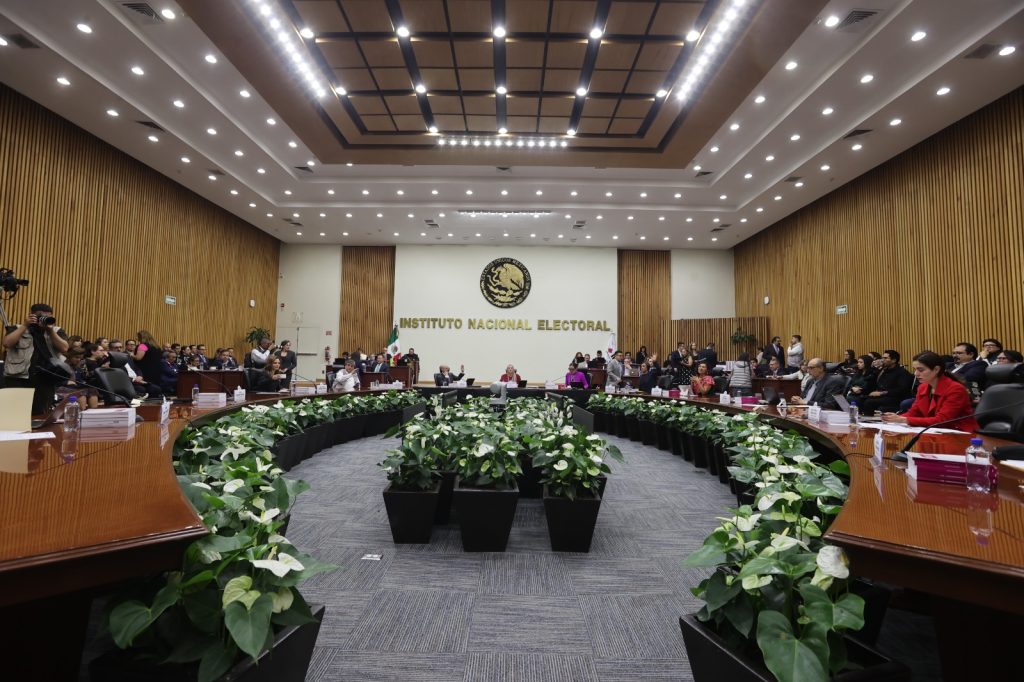 Salón de sesiones con la participación de las personas Consejeras Electorales.