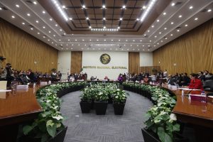 Salón de sesiones con la participación de las personas Consejeras Electorales.