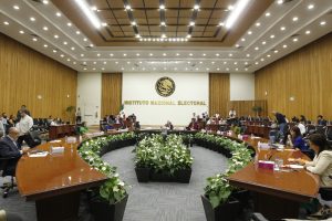 Salón de sesiones con la participación de las personas Consejeras Electorales.