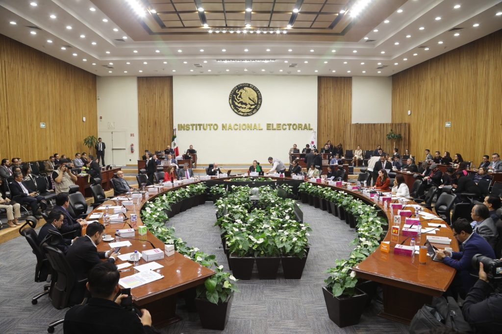 Salón de sesiones con la participación de las personas Consejeras Electorales y representantes de partidos políticos.