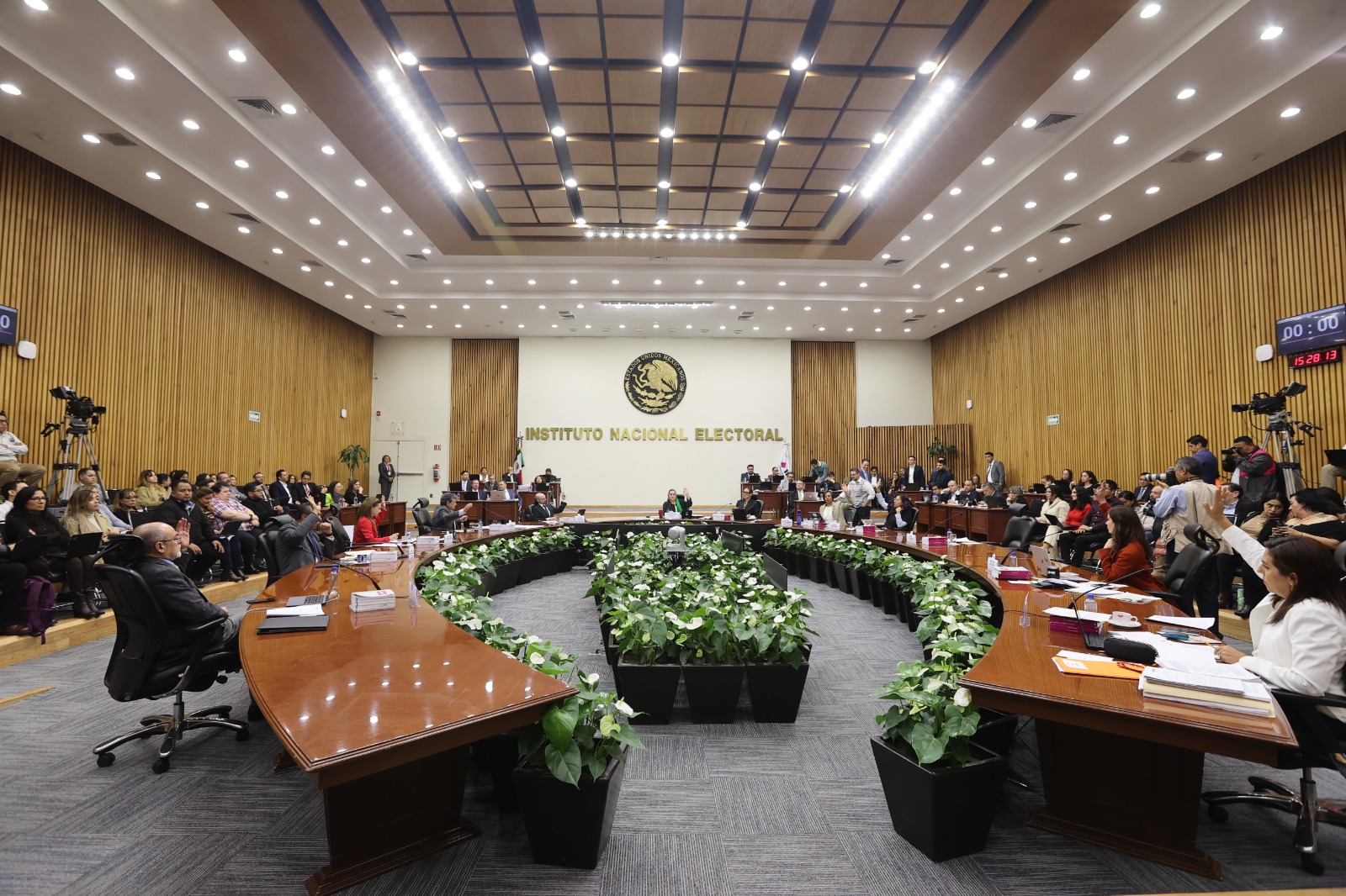 Salón de sesiones con la participación de las personas Consejeras Electorales.