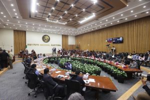 Salón de sesiones con la participación de las personas Consejeras Electorales y los representantes de los partidos políticos.