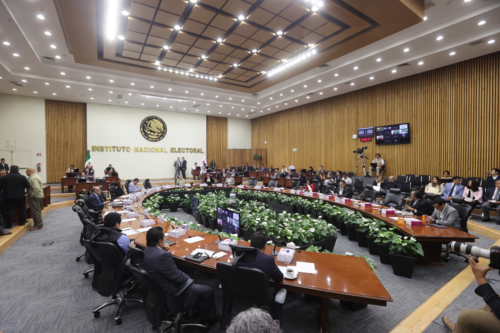 Salón de sesiones con la participación de las personas Consejeras Electorales y los representantes de los partidos políticos.