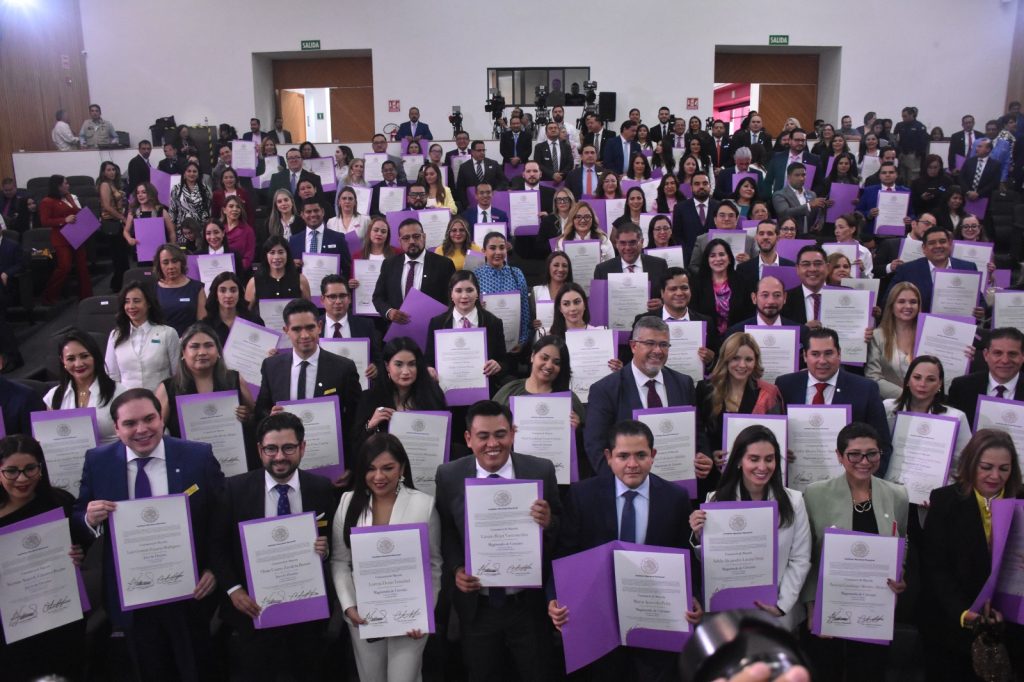 Imagen abierta en el auditorio del instituto con Consejeros Electorales y las personas electas para Magistrados y Jueces.