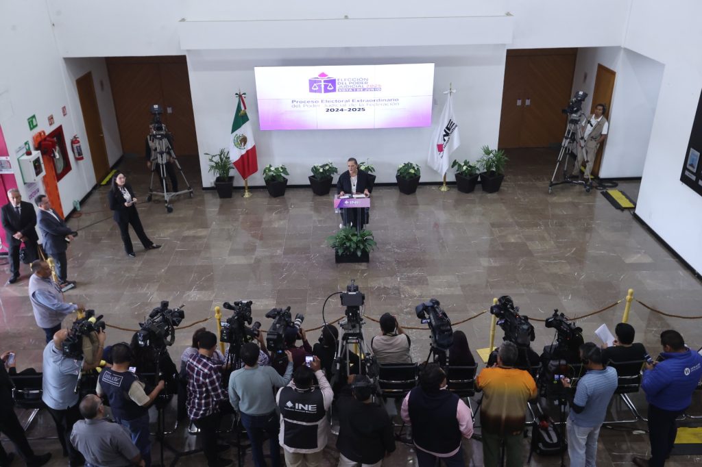 Imagen del lobby con la Consejera Presidenta Guadalupe Taddei Zavala de pie parada en pódium.