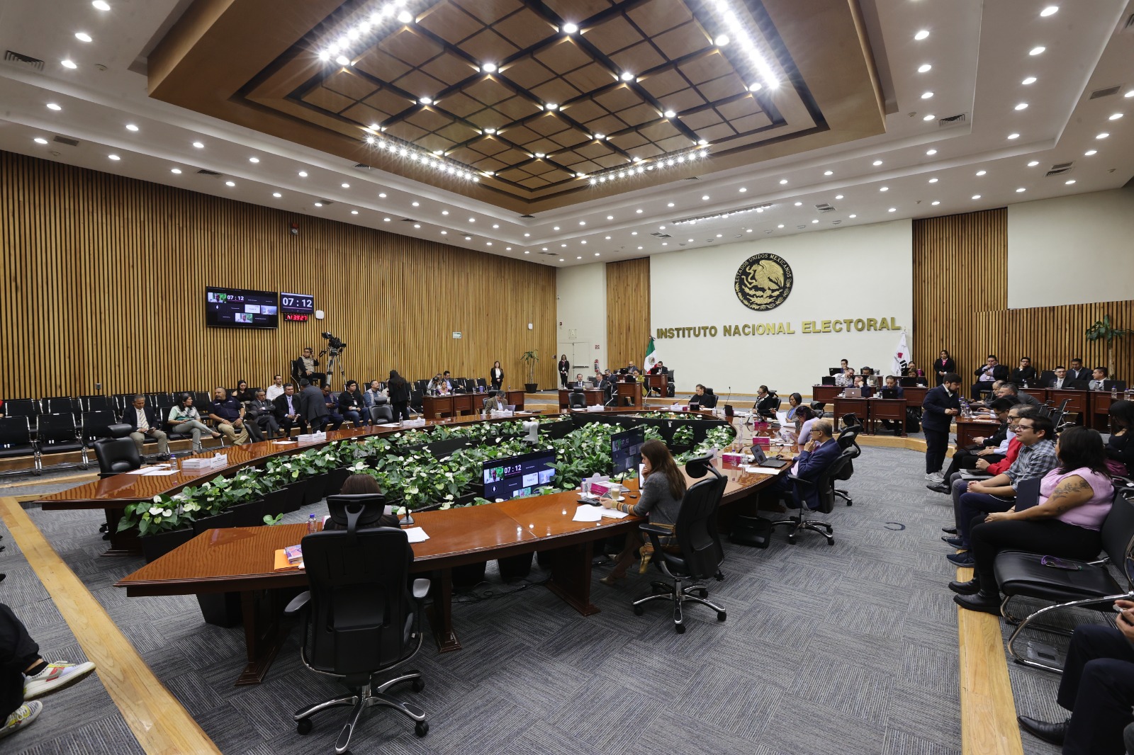 Salón de sesiones con la participación de las personas Consejeras Electorales.