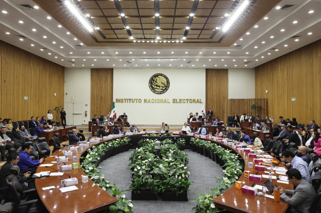 Salón de sesiones con la participación de las personas Consejeras Electorales.
