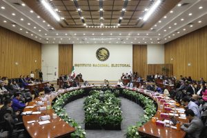 Salón de sesiones con la participación de las personas Consejeras Electorales.