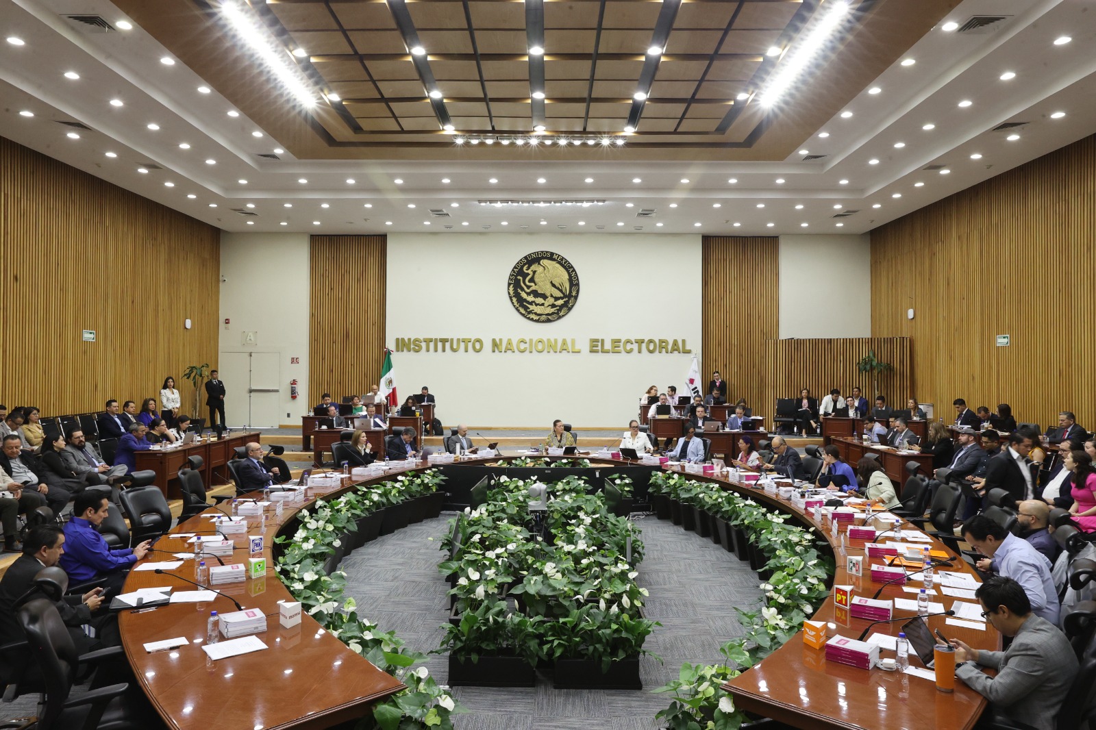 Salón de sesiones con la participación de las personas Consejeras Electorales.